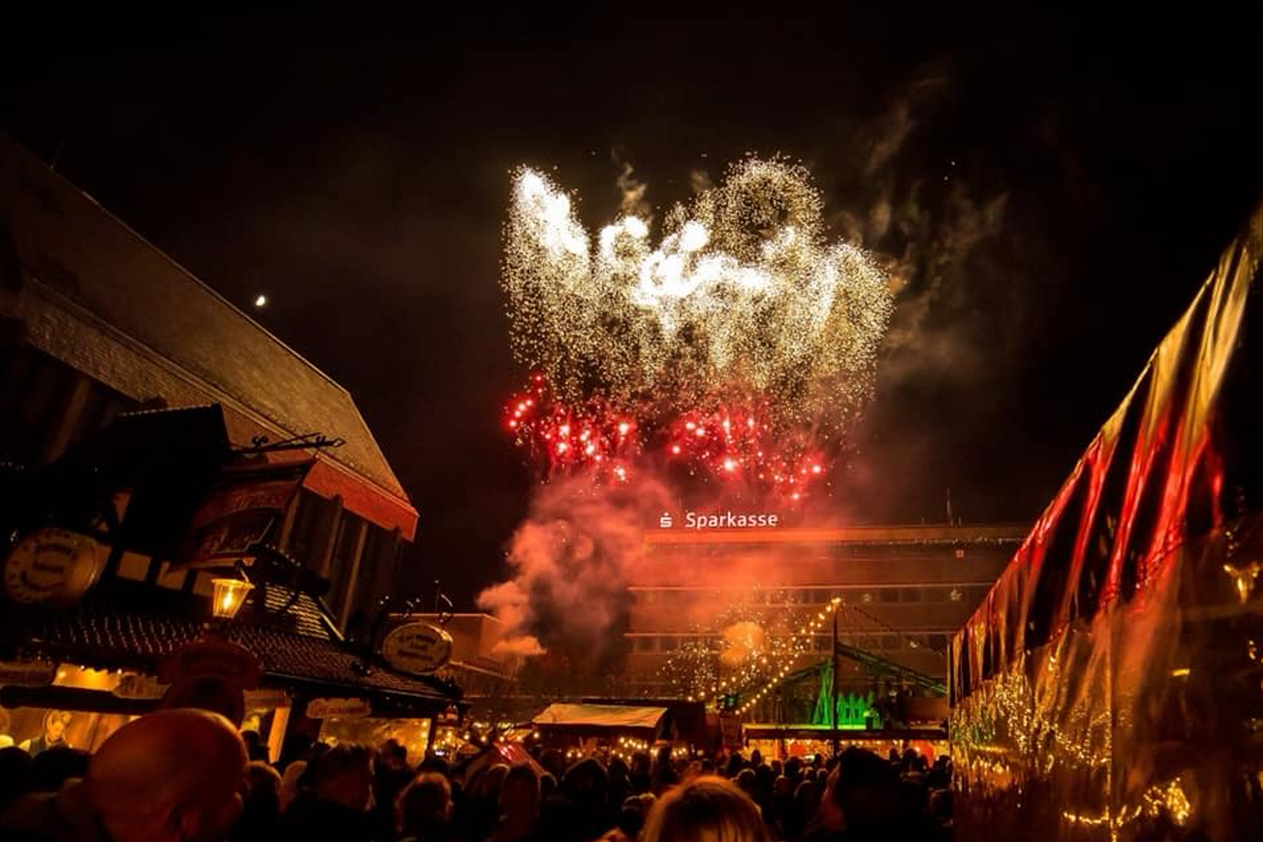 Leuchtendes Feuerwerk über dem Remscheider Weihnachtstreff bei Nacht