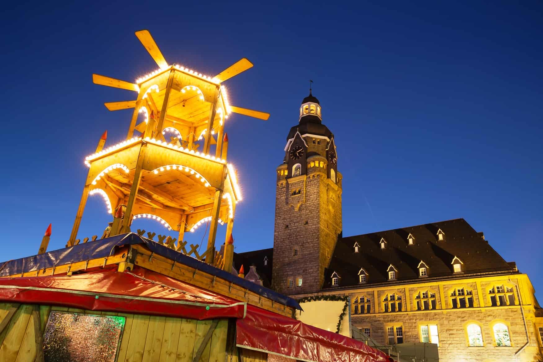 Panorama des Remscheider Weihnachtstreffs bei Dämmerung, mit beleuchtetem Rathaus und Eislaufbahn