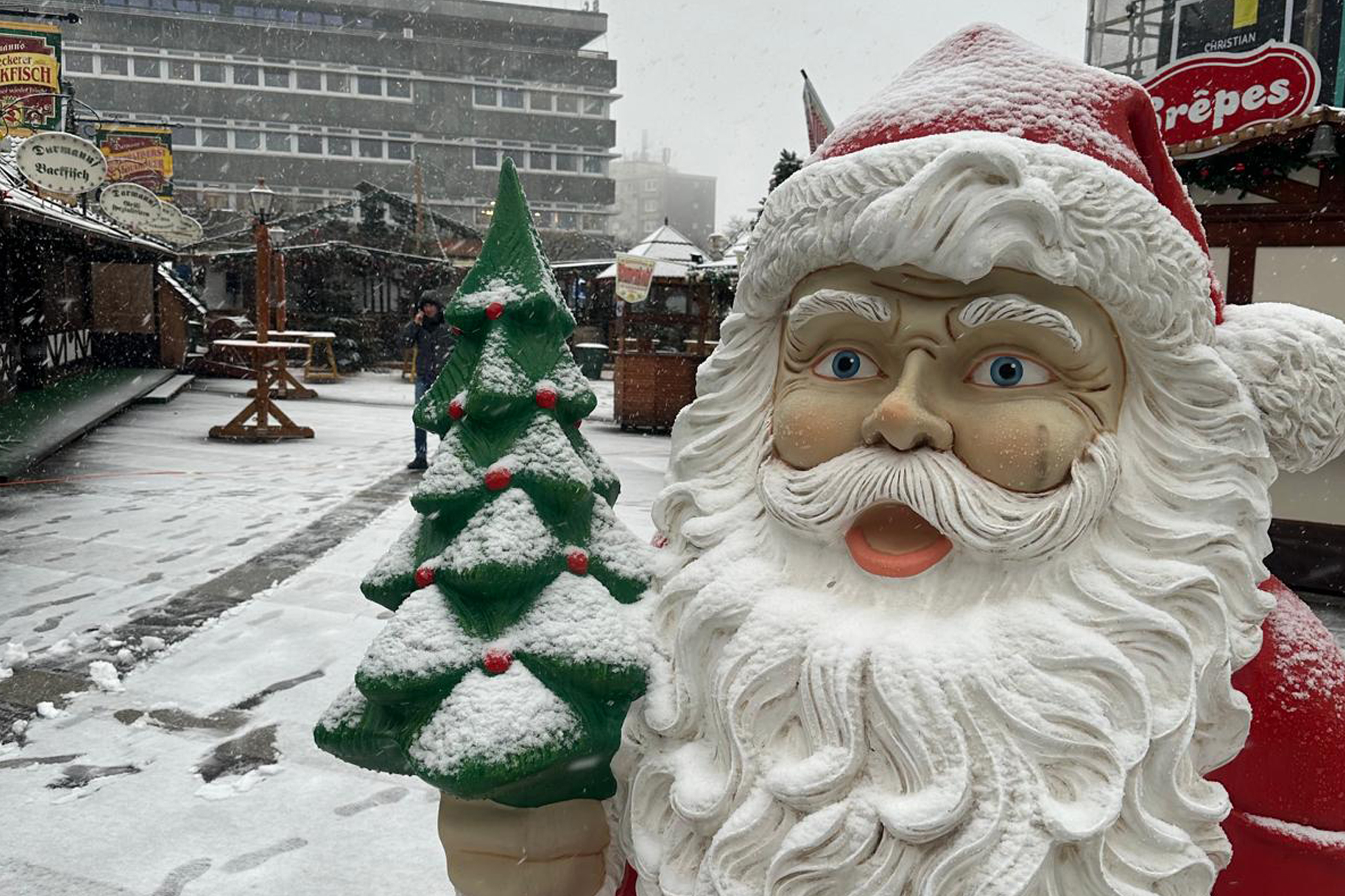 Weihnachtsmann-Figur mit Schnee bedeckt auf dem Remscheider Weihnachtstreff