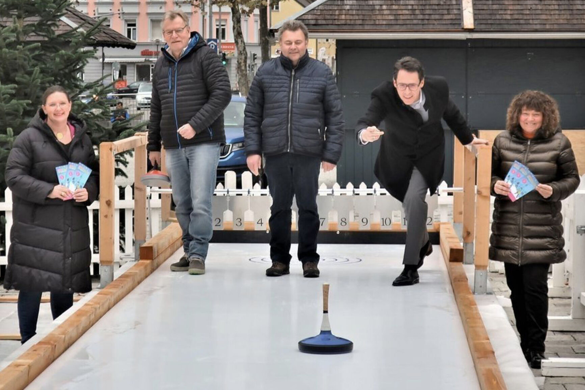 Gruppe von Menschen beim Eisstockschießen auf dem Remscheider Weihnachtsmarkt